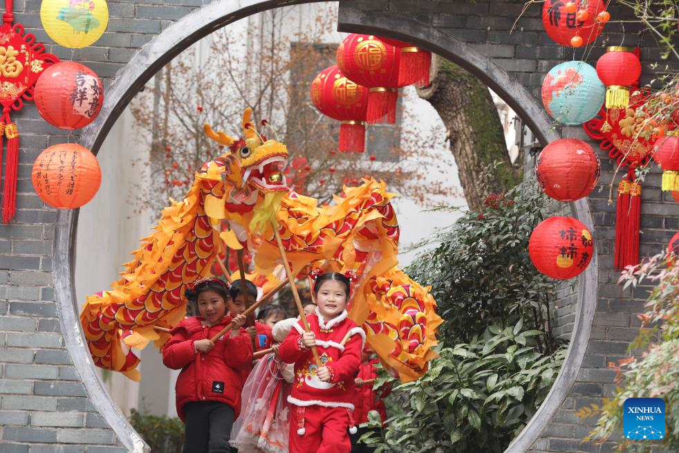 People across China enjoy traditional customs before Spring Festival