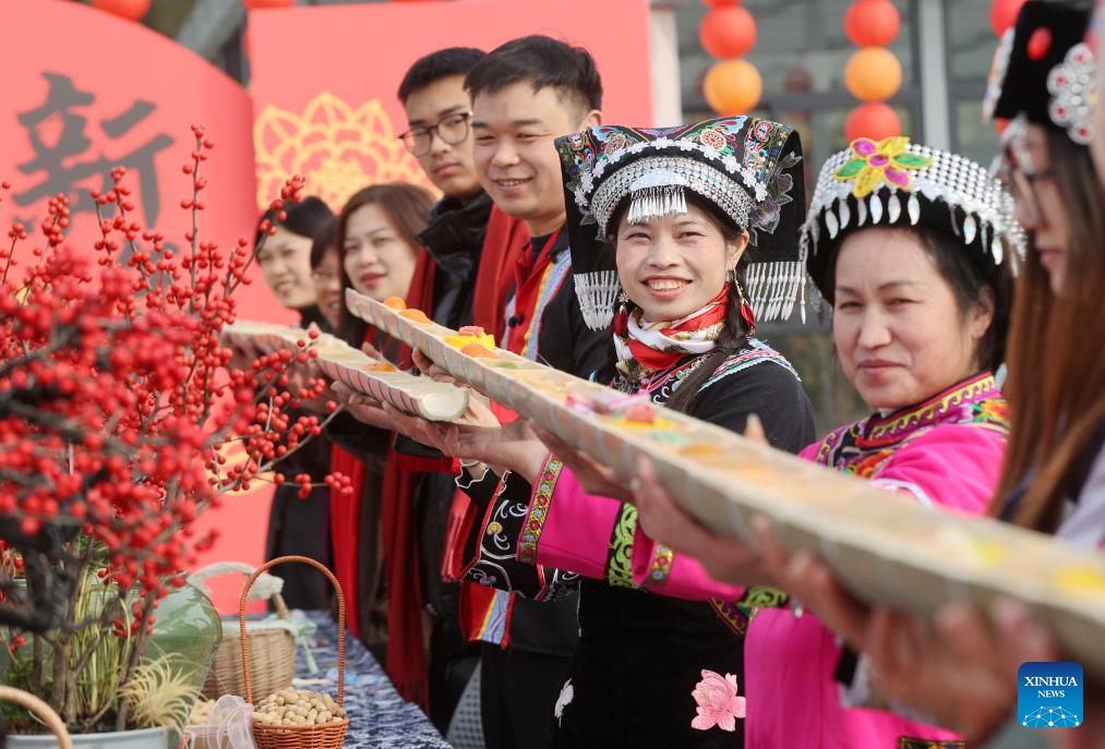 People across China enjoy traditional customs before Spring Festival