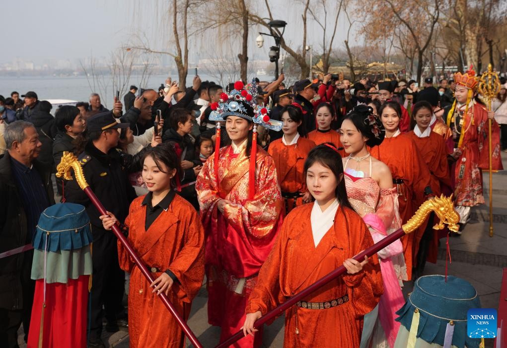 People across China enjoy traditional customs before Spring Festival