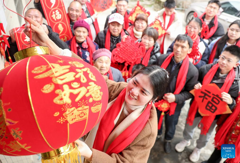 People across China enjoy traditional customs before Spring Festival