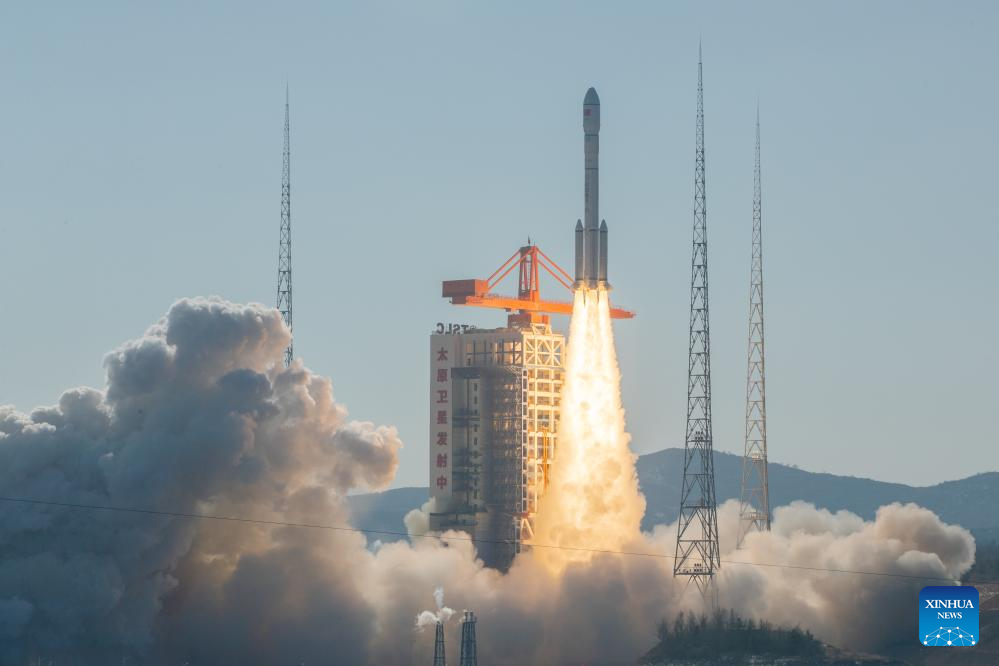 China successfully launches new satellite group