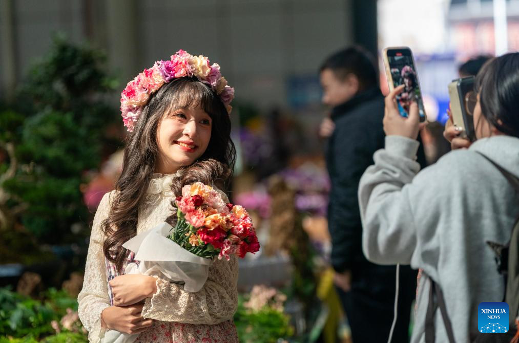 Flower markets in Kunming enter peak sales season as Spring Festival approaches