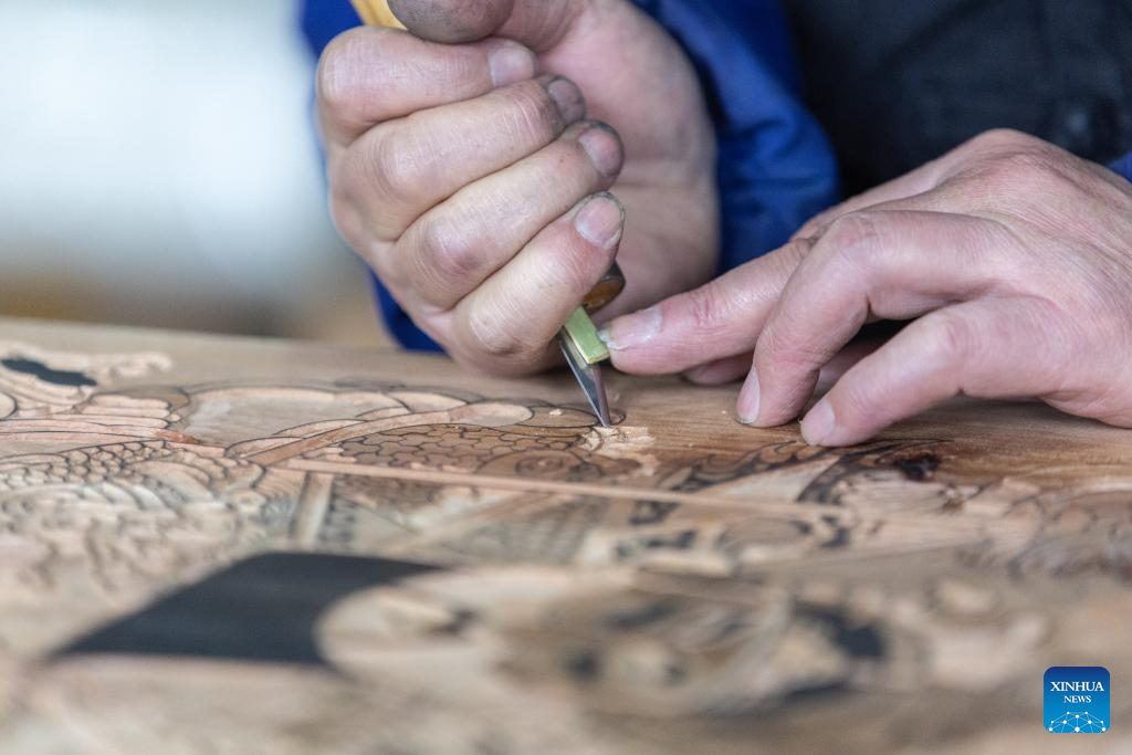 In pics: Inheritor of Liangping New Year Woodblock Prints in SW China's Chongqing