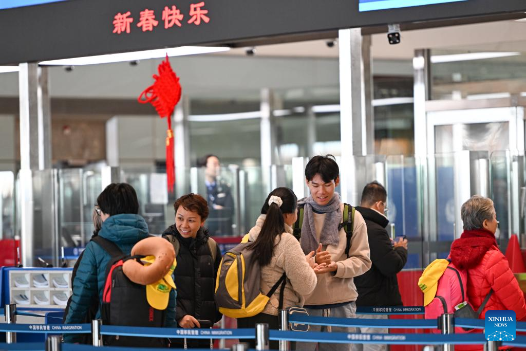 Airport in Beijing sees influx of inbound travelers on eve of Spring Festival