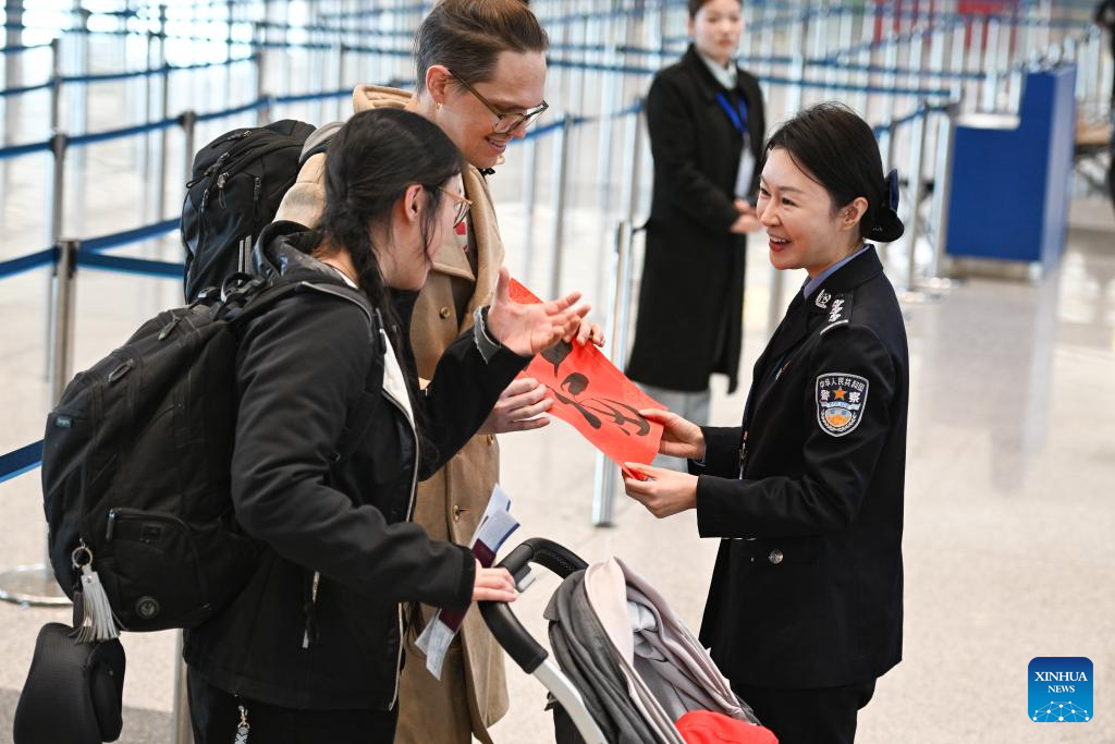 Airport in Beijing sees influx of inbound travelers on eve of Spring Festival