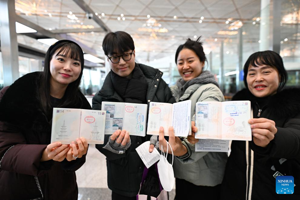 Airport in Beijing sees influx of inbound travelers on eve of Spring Festival