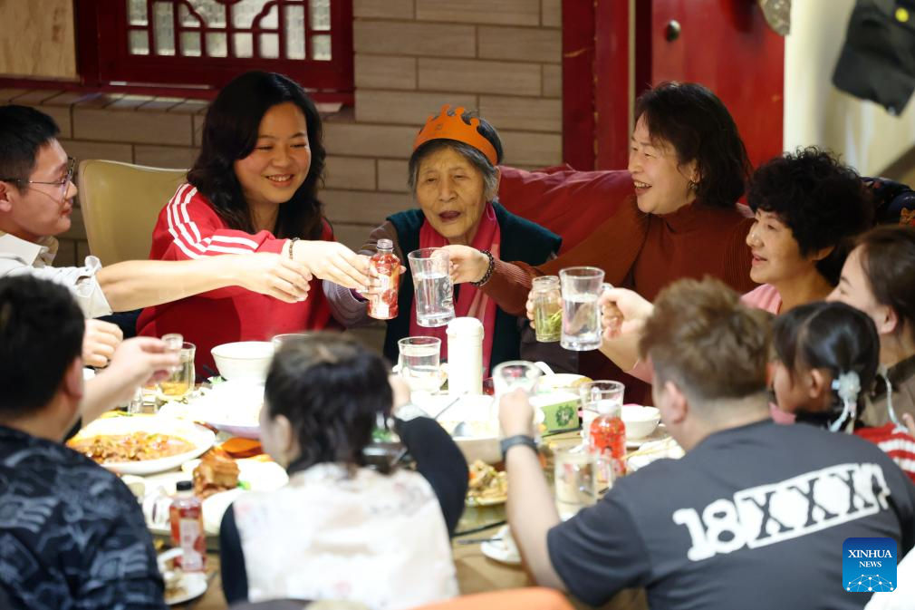 People have reunion meals on eve of Spring Festival across China