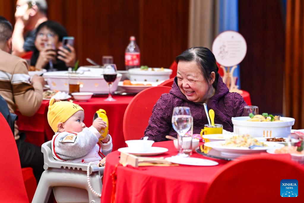 People have reunion meals on eve of Spring Festival across China