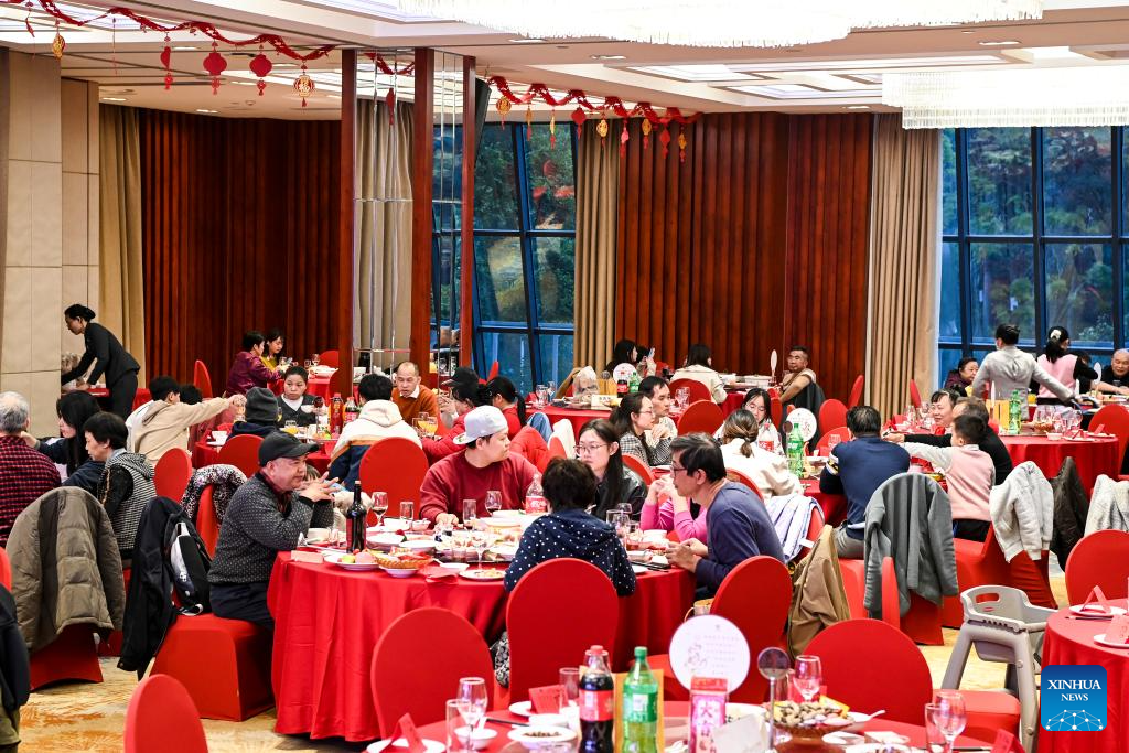 People have reunion meals on eve of Spring Festival across China