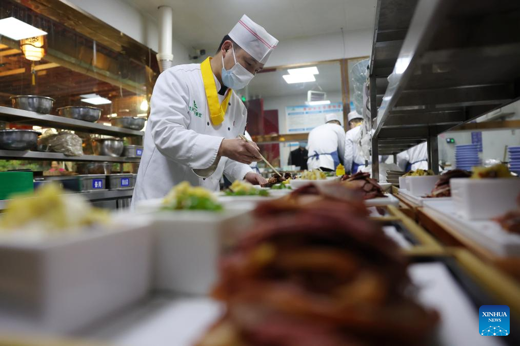 People have reunion meals on eve of Spring Festival across China