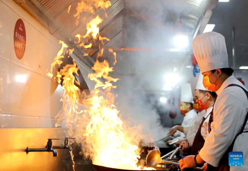 People have reunion meals on eve of Spring Festival across China