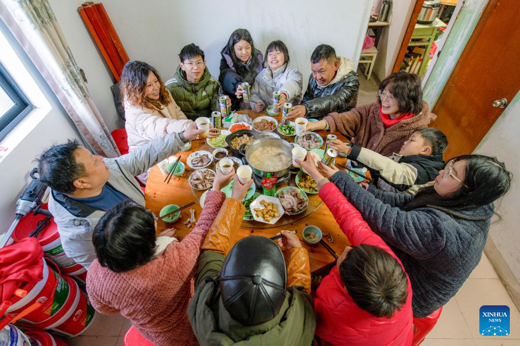 People have reunion meals on eve of Spring Festival across China