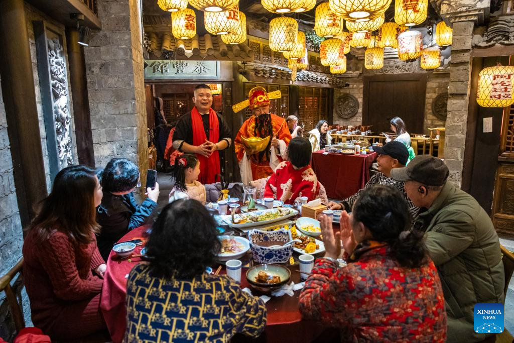 People have reunion meals on eve of Spring Festival across China