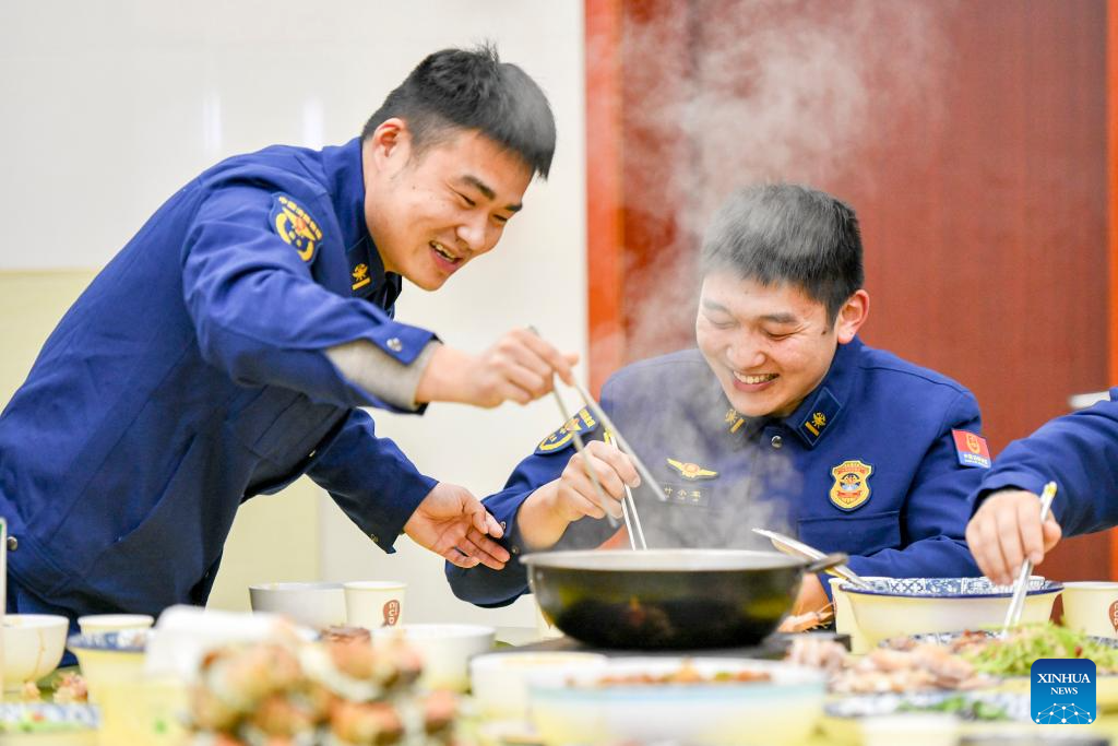 People have reunion meals on eve of Spring Festival across China