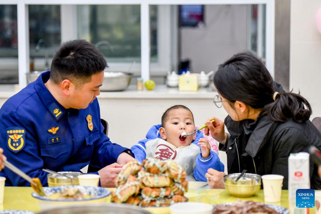 People have reunion meals on eve of Spring Festival across China