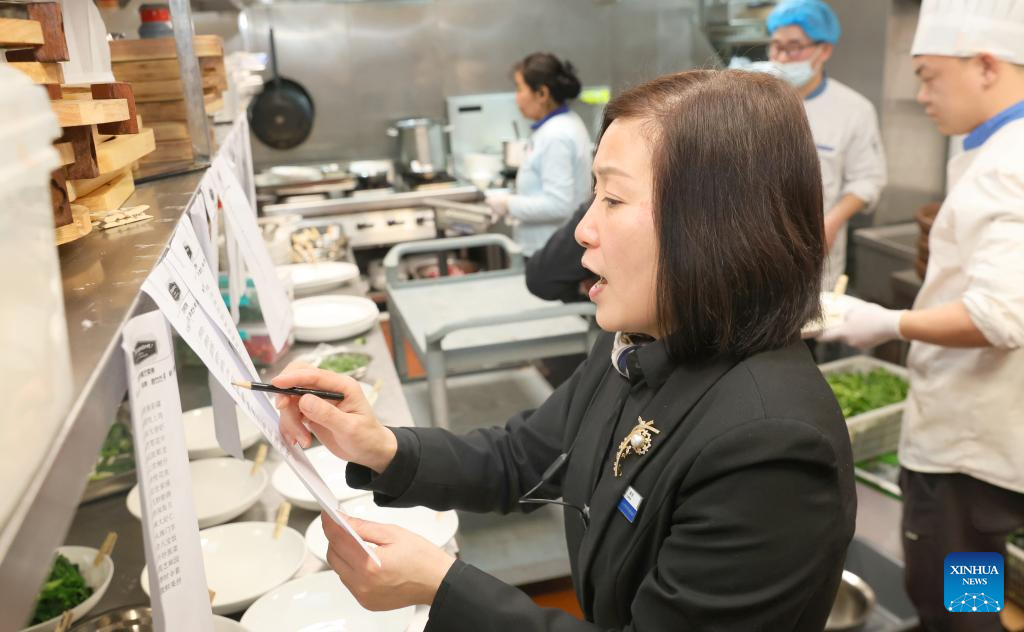 People have reunion meals on eve of Spring Festival across China