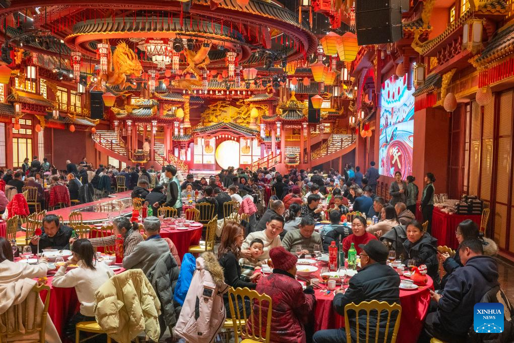 People have reunion meals on eve of Spring Festival across China