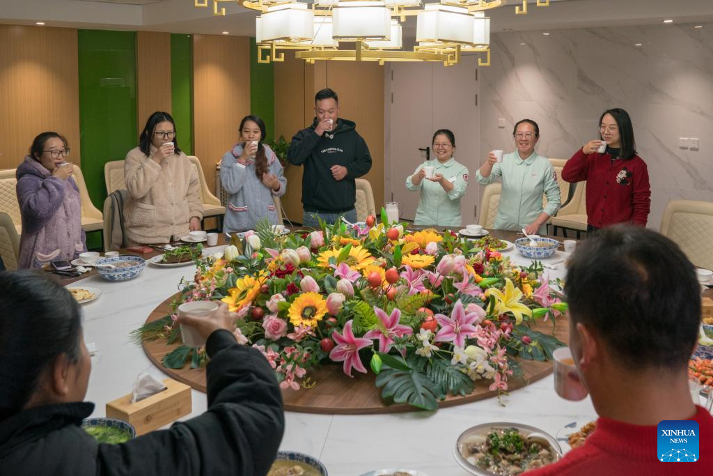 People have reunion meals on eve of Spring Festival across China