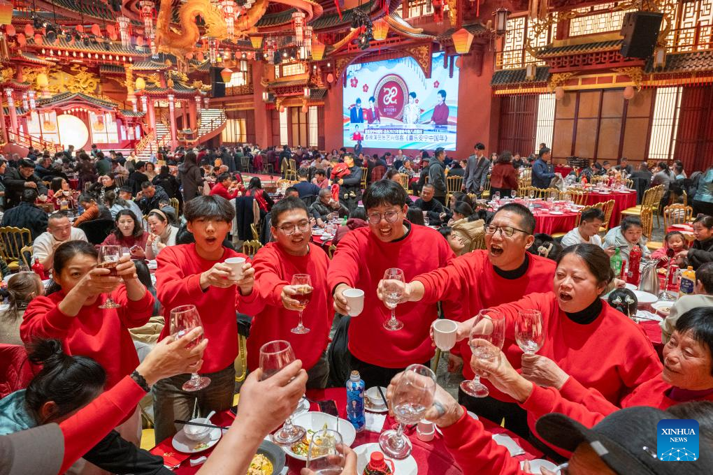 People have reunion meals on eve of Spring Festival across China