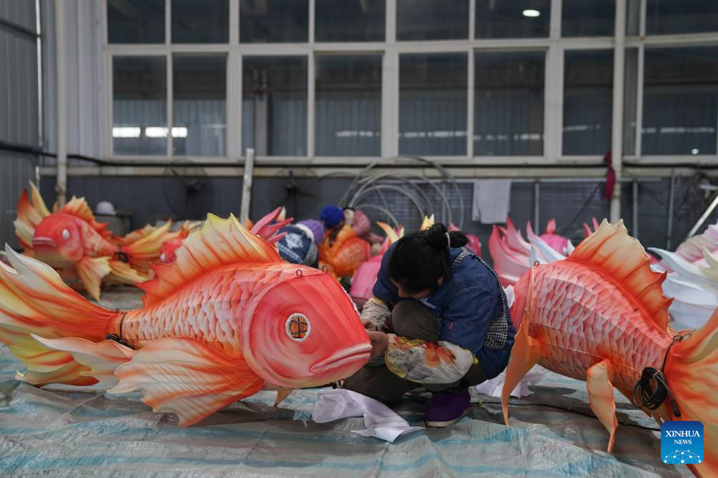 Tourists visit 31st Zigong Int'l Dinosaur Lantern Show in Zigong, China's Sichuan