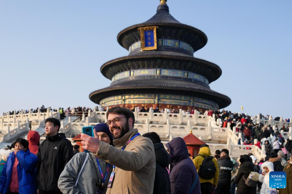 Foreign tourists enjoy tour in Beijing during Spring Festival