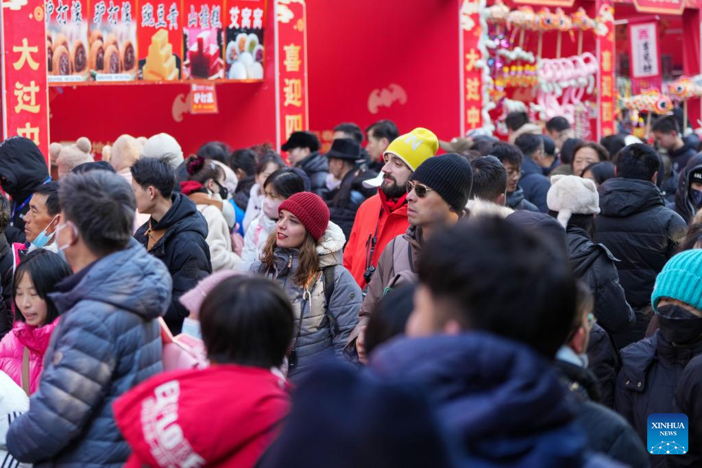 Foreign tourists enjoy tour in Beijing during Spring Festival