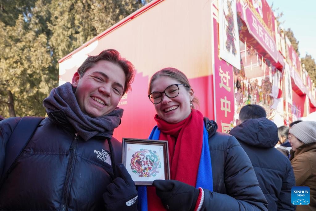 Foreign tourists enjoy tour in Beijing during Spring Festival