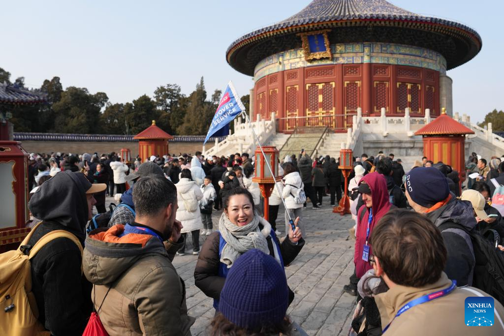 Foreign tourists enjoy tour in Beijing during Spring Festival