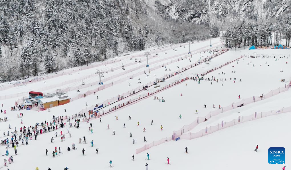 Skiing becomes popular sport in China during Spring Festival holiday