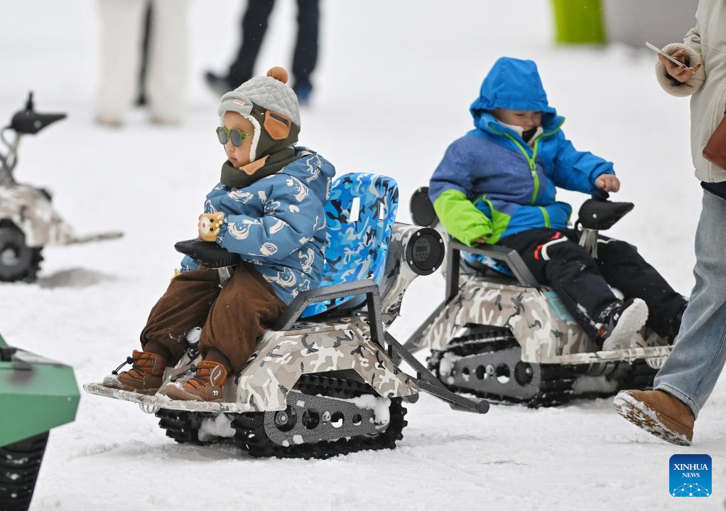 Skiing becomes popular sport in China during Spring Festival holiday