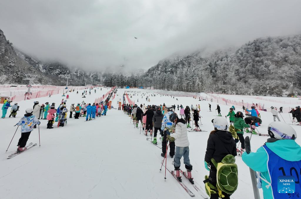 Skiing becomes popular sport in China during Spring Festival holiday