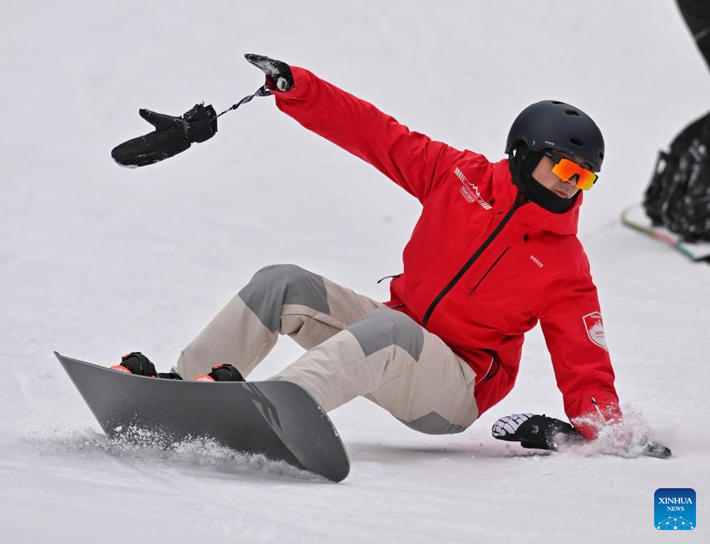 Skiing becomes popular sport in China during Spring Festival holiday