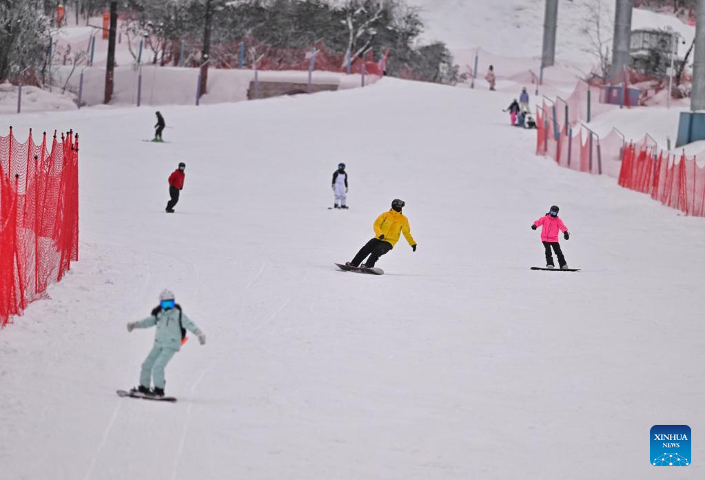 Skiing becomes popular sport in China during Spring Festival holiday