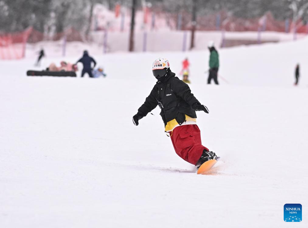 Skiing becomes popular sport in China during Spring Festival holiday