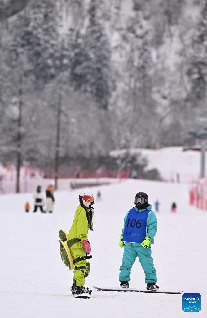 Tourist destinations in China attract visitors with ice and snow activities