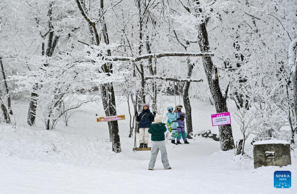 Tourist destinations in China attract visitors with ice and snow activities