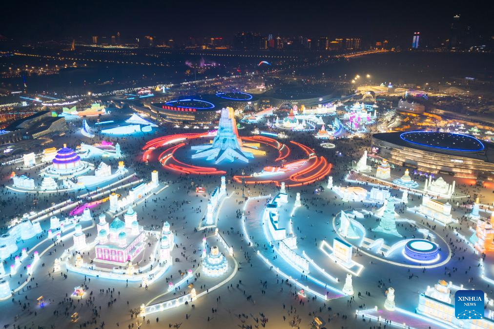 Tourist destinations in China attract visitors with ice and snow activities