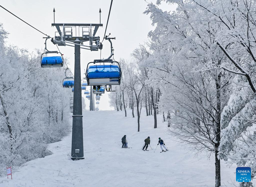 Tourist destinations in China attract visitors with ice and snow activities