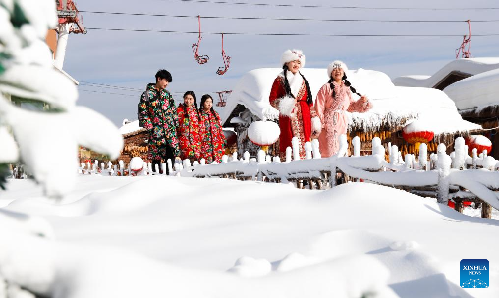 Tourist destinations in China attract visitors with ice and snow activities