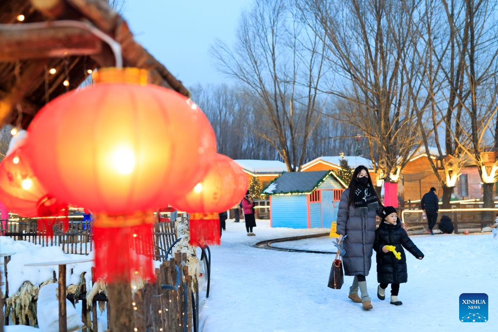 Tourist destinations in China attract visitors with ice and snow activities