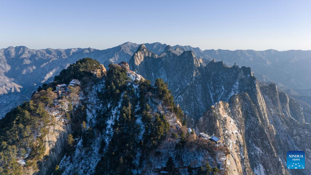 Huashan Mountain in NW China ushers in peak tourist season during Spring Festival holiday