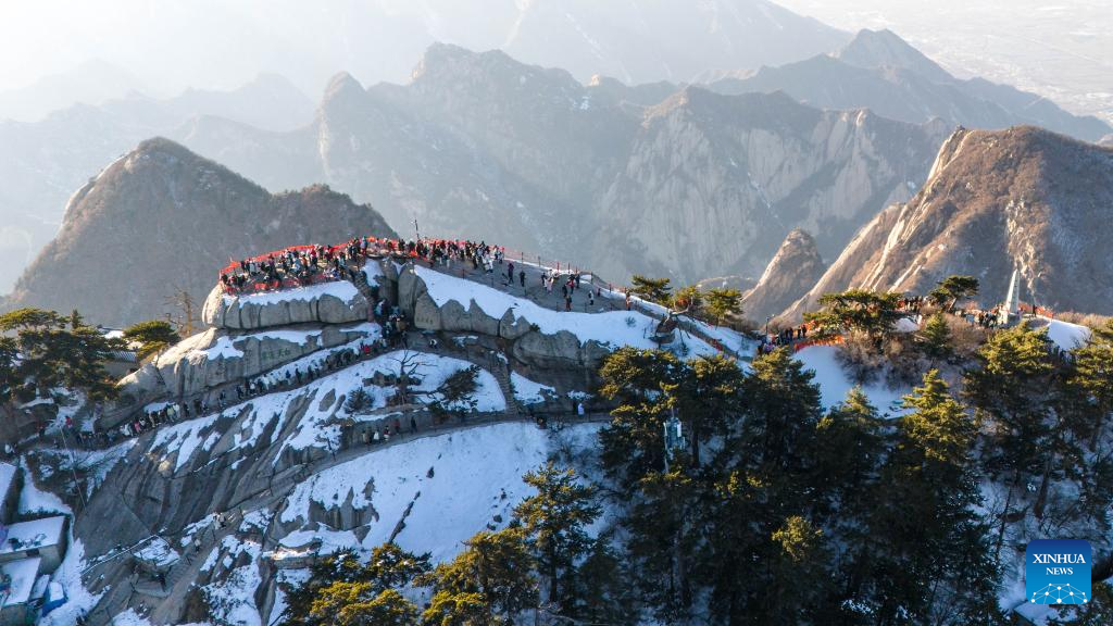 Huashan Mountain in NW China ushers in peak tourist season during Spring Festival holiday