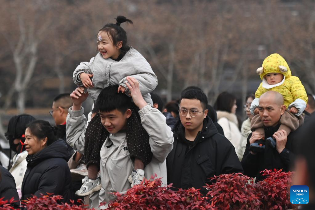 People enjoy Spring Festival holiday across China