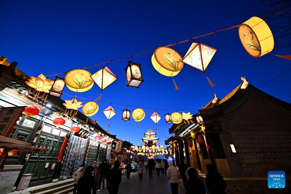 Lantern show held in Taiyuan, north China