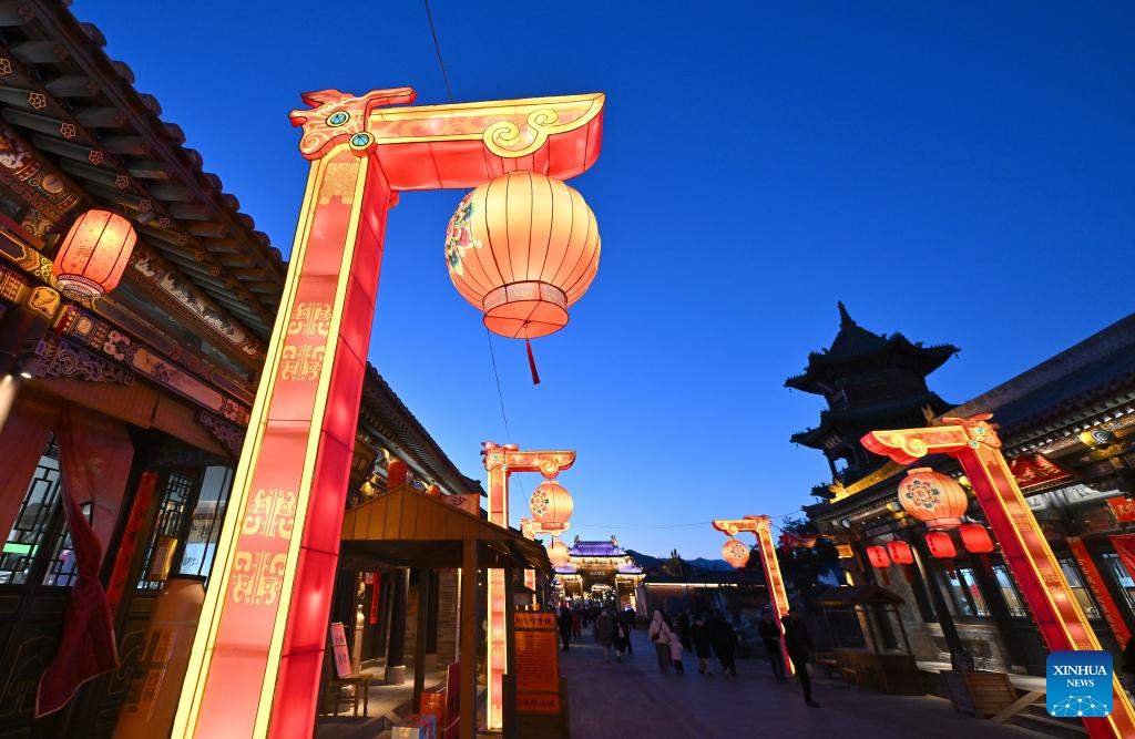 Lantern show held in Taiyuan, north China