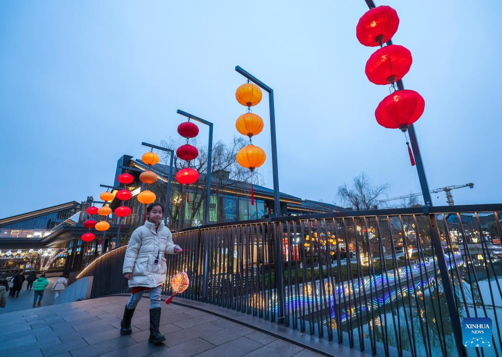 Festive preparations underway for Lantern Festival in Jiaxing, E China