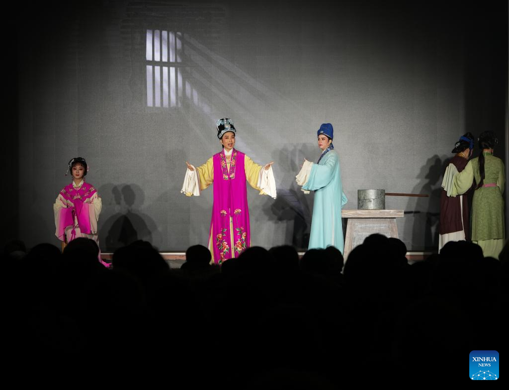 Shaoxing Opera performed in E China's Zhejiang