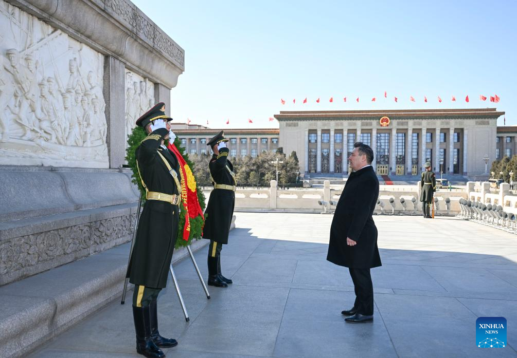 Kyrgyz president lays wreath at Monument to People's Heroes on Tian'anmen Square in Beijing