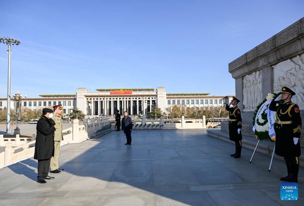 Pakistani president lays wreath at Monument to People's Heroes on Tian'anmen Square in Beijing