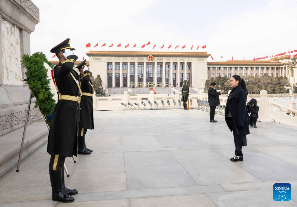 Thai PM lays wreath at Monument to the People's Heroes on Tian'anmen Square in Beijing